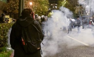 Πορείες διαμαρτυρίας για τον θάνατο του 16χρονου Ρομά σε Αθήνα και Θεσσαλονίκη – Μολότοφ και χημικά