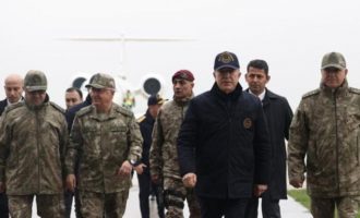 Ο Χουλουσί Ακάρ με τους Τούρκους αρχηγούς στα σύνορα με τη Συρία