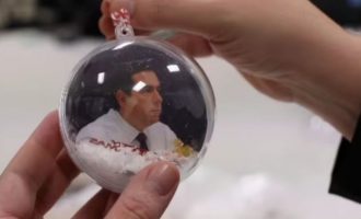 Χριστουγεννιάτικη μπάλα ο Μηταράκης – Τι απαντούν οι εργαζόμενοι