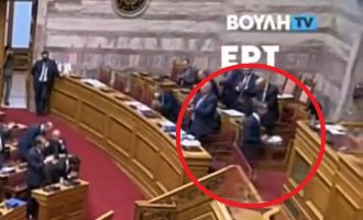 Στα πόδια τα έβαλε ο Κυριάκος Μητσοτάκης από τη Βουλή (βίντεο)
