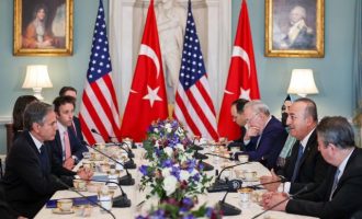 Ο Τσαβούσογλου παρότρυνε τον Λευκό Οίκο να κρατήσει ίσες αποστάσεις από Τουρκία και Ελλάδα