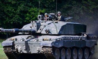 Η Βρετανία στέλνει Challenger 2 στην Ουκρανία – Μπορεί να «επιβιώσει» από άμεσο χτύπημα ρωσικού T-72