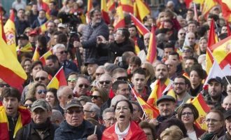 Ισπανία: Δεξιά κόμματα έβγαλαν στους δρόμους χιλιάδες διαδηλωτές στη Μαδρίτη κατά του Σάντσεθ