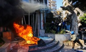 Λίβανος: Στη Βηρυτό οι πολίτες καίνε τράπεζες