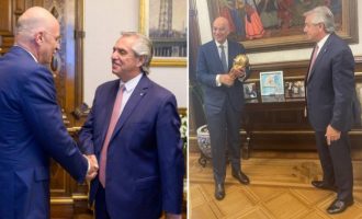 Αργεντινή: Με τιμές έγινε δεκτός ο Νίκος Δένδιας από τον πρόεδρο Φερνάντες – Το Κύπελλο και το μπαλκόνι της Εβίτας