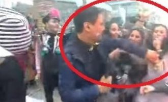 Καρναβάλι: Δημοσιογράφος της ΕΡΤ επιτέθηκε σε κοπέλα που είπε υβριστικό σύνθημα για τον Μητσοτάκη (βίντεο)