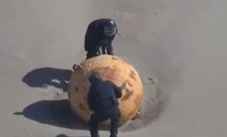 Μυστήριο με σιδερένια μπάλα που ξεβράστηκε σε παραλία της Ιαπωνίας – Κανένας δεν ξέρει τι είναι