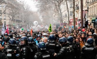 Γαλλία: Εκατομμύρια πολίτες διαδήλωσαν κατά της αύξησης του ορίου ηλικίας συνταξιοδότησης