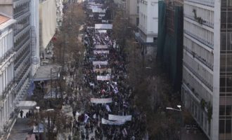 Δεκάδες χιλιάδες διαδηλωτές στο κέντρο της Αθήνας