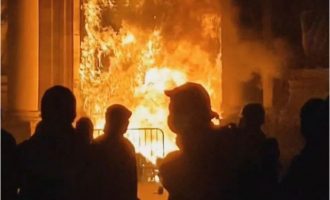 Γαλλία: Στις φλόγες το δημαρχείο του Μπορντώ – Οργή λαού