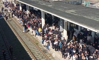 Με λυγμούς εκατοντάδες μαθητές διαδήλωσαν στην Καρδίτσα – Στο Σιδηροδρομικό Σταθμό η μάνα του νεκρού Βάιου Βλάχου
