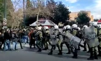 Αθήνα: Έτσι ξεκίνησαν τα επεισόδια – Τα ΜΑΤ επιτέθηκαν ΑΠΡΟΚΛΗΤΑ στους διαδηλωτές