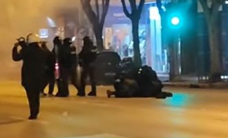 Τα ΜΑΤ χτύπησαν στη Θεσσαλονίκη τους διαδηλωτές για τα Τέμπη (βίντεο)