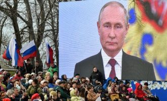 Προκαλεί ο Πούτιν: Πήγε στη Μαριούπολη και έκανε έξαλλους τους Ουκρανούς