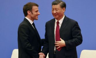 Ντόναλντ Τραμπ: Ο Μακρόν «γλείφει» τον ηγέτη της Κίνας Σι Τζινπίνγκ