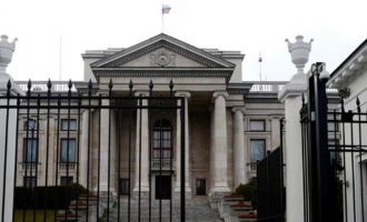 Οι Ρώσοι λένε ότι Πολωνοί εισαγγελείς κατάσχεσαν «μεγάλα» χρηματικά ποσά της Ρωσικής Πρεσβείας