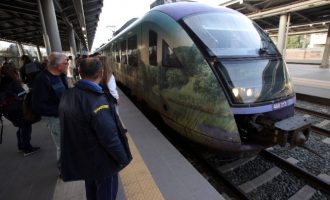 ΣΥΡΙΖΑ: Ντροπή – Η ΝΔ έβαλε «κομπάρσους»-επιβάτες στελέχη της στην επανεκκίνηση των τρένων