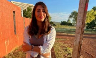 Ελληνίδα δασκάλα διδάσκει ιθαγενείς στη Δυτ. Αυστραλία – Τους έμαθε την ελληνική αλφαβήτα