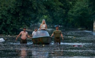 Ουκρανία: Σε απόγνωση οι κάτοικοι σε Χερσώνα και Νόβα Καχόβκα – 30.000 κυβικά μέτρα νερού το δευτερόλεπτο διαρρέουν από τον ταμιευτήρα
