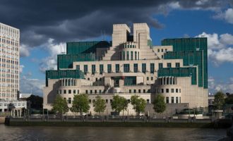 Ο επικεφαλής της MI6 κάλεσε τους Ρώσους να γίνουν πράκτορες της Βρετανίας για να τερματιστεί ο πόλεμος