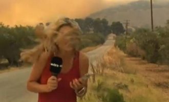 Νέα Αγχίαλος: Ισχυρή έκρηξη «τραντάζει» την ρεπόρτερ σε ζωντανή μετάδοση (βίντεο)