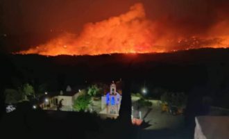 Ρόδος: Καίγονται σπίτια και μία εκκλησία στο χωριό Λάερμα