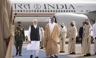 Άμπου Ντάμπι: Μεγαλειώδης υποδοχή του Ινδού πρωθυπουργού Μόντι από τους Εμιρατιανούς