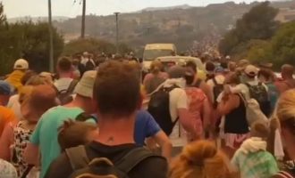 Ρόδος: Εκατοντάδες τουρίστες προσπαθούν να διαφύγουν από τις φλόγες (βίντεο)