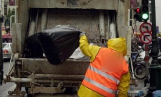 Θεσσαλονίκη: Πέταξε στα σκουπίδια σακούλα γεμάτη με χρυσαφικά