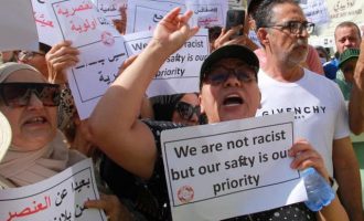 Η Τυνησία απωθεί προς τη Λιβύη υποσαχάριους μετανάστες – Προηγήθηκαν οδομαχίες και «κυνήγι μαύρων»