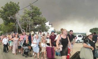 Ανεξέλεγκτη η πυρκαγιά στη Ρόδο – Επιχείρηση απεγκλωβισμoύ ατόμων από παραλίες