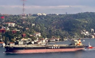 Στόλος-φάντασμα και με ελληνικά πλοία βοηθά τη Ρωσία να παρακάμπτει τις κυρώσεις