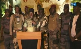 Πραξικόπημα στην Γκαμπόν – Σφοδρά πυρά στην πρωτεύουσα