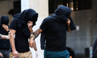 Φονικοί χούλιγκαν: Ως μέλη εγκληματικής οργάνωσης κατηγορούνται οι 104 συλληφθέντες