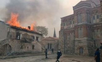 Βοιωτία: Στις φλόγες η ιστορική μονή του Οσίου Λουκά – Μνημείο της UNESCO