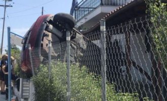 Αυτοκίνητο «προσγειώθηκε» σε αυλή σπιτιού στη Θεσσαλονίκη