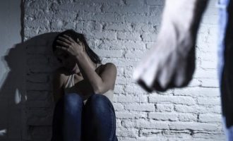 Ενδοοικογενειακή βία – 42χρονη: «Τα μάτια του έλεγαν: Θα σε σκοτώσω»