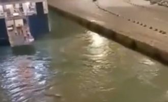 Πειρατές του Blue Horizon: Νέο βίντεο με τον Αντώνη Καρυώτη να «παλεύει» με τα νερά πριν πνιγεί