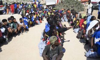 Λαμπεντούζα: Περίπου 10.000 Αφρικανοί έφτασαν στο νησί των 7.000 κατοίκων