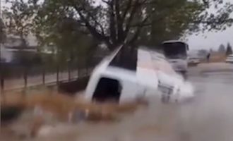 Βόλος: Λεωφορείο βυθίστηκε στα νερά, βούλιαξε στη γη
