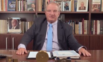 Κώστας Καραμανλής: Η πρώτη εμφάνιση του πρώην πρωθυπουργού ως προέδρου της ΣΕΚΕ (βίντεο)