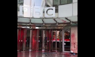 Έριξαν κόκκινη μπογιά στο BBC επειδή δεν χαρακτηρίζει «τρομοκράτες» τους φονιάδες της Χαμάς