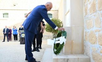Ο Νίκος Δένδιας στα Φυλακισμένα Μνήματα της Κύπρου: «Τ’ αντρειωμένου ο θάνατος, θάνατος δε λογιέται».