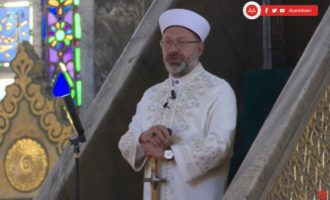 Τουρκία: Ο Αλί Ερμπάς, με γιαταγάνι στο χέρι, κήρυξε τζιχάντ στο Ισραήλ μέσα από την Αγία Σοφία