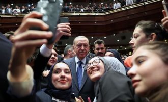 Ο Ερντογάν «τσαμπουκαλεύτηκε» στις ΗΠΑ και οι νεολαίοι του φώναζαν «η Ιερουσαλήμ είναι δική μας»