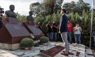 Ο Κασσελάκης κατέθεσε στεφάνι στο Μνημείο των Μισιαούλη και Καβάζογλου που τους σκότωσαν Τούρκοι ακροδεξιοί