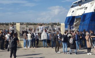 Ρόδος: 400 μετανάστες και πρόσφυγες «κατέλαβαν» το λιμάνι