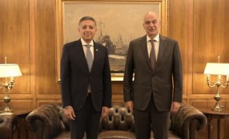 Ο Νίκος Δένδιας συναντήθηκε με τον Πρεσβευτή της Αιγύπτου «για την ενίσχυση της διμερούς συνεργασίας στον αμυντικό τομέα»