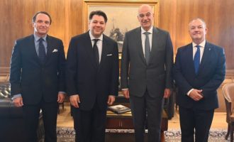 Ο Νίκος Δένδιας συναντήθηκε με τους πρεσβευτές ΗΠΑ, Βρετανίας και Ουκρανίας