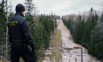 Παράνομοι μετανάστες εισέρχονται στη Φινλανδία από τη Ρωσία – Οι Φινλανδοί συνοριοφύλακες υψώνουν φράγματα